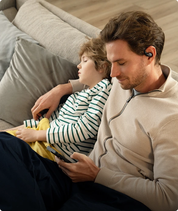 Luister naar muziek of een podcast en blijf beschikbaar om direct met je familieleden te communiceren.