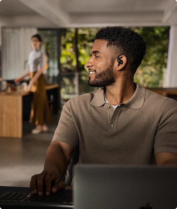 Mis nooit een gesprek, zelfs niet tijdens een videovergadering of het uitvoeren van taken.