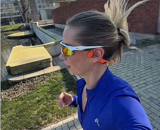 Shokz OpenRun Pro 2 open-ear design veilig hardlopen omgeving horen